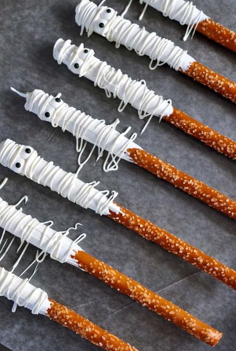 Halloween Pretzel Rods, Pumpkin Pretzels, Postres Halloween, Dulces Halloween, Halloween Party Treats, Treats Halloween, Halloween Fest, Halloween Party Snacks, Halloween Treats For Kids