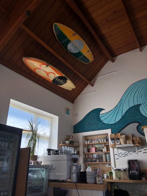 Surf Cafe Design, Surf Decor Living Room, Beach Shop Aesthetic, Beach Cafe Interior, Surf Shack Bedroom, Surf Shack Interior, Surf Shop Interior, Surf Shop Aesthetic, Surf Shack Decor