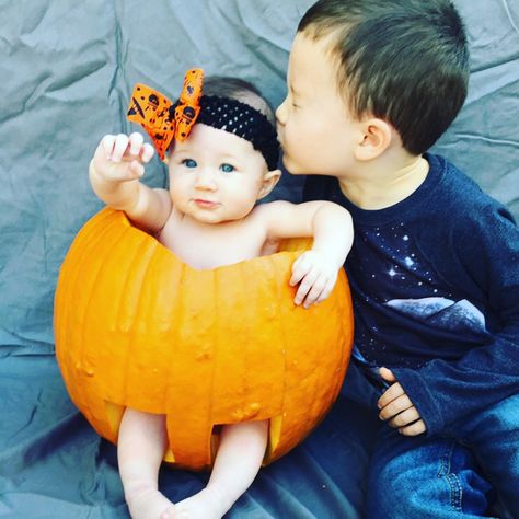 Sibling Halloween pictures Brother Sister Halloween, Halloween Baby Pictures, Brother Sister Pictures, Fall Baby Photos, Brother Pictures, Sibling Photo Shoots, Sibling Pictures, Baby Milestones Pictures, Pumpkin Pictures