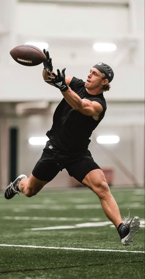 Braxton Berrios, Workout Photoshoot, The Cheat Sheet, Dad Aesthetic, American Football Shirt, Football Workouts, Fantasy League, Football Photography, Red Zone