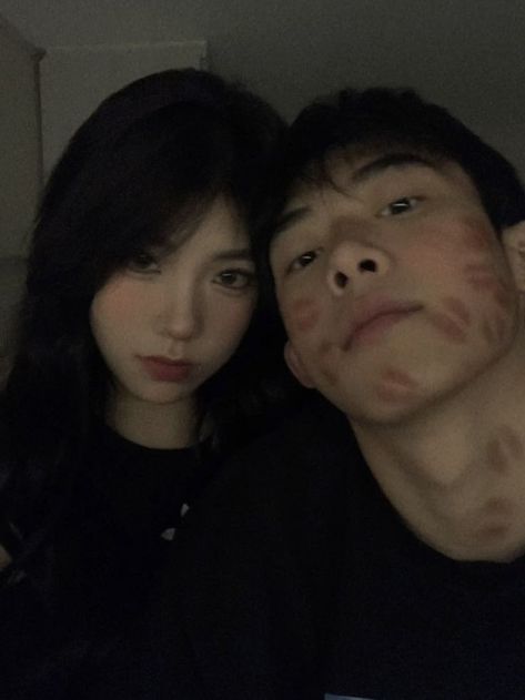 Lipstick Couple Kiss, Lipstick Kisses Boyfriend Aesthetic, Selfie Kiss Pose, Korean Couple Selfies, Foto Kiss Couple, Korea Couple Aesthetic, Lipstick Trend With Bf, Korean Couple Pictures, Lipstick Stains On Boyfriend