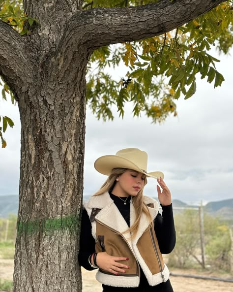 She showed up like rain on a desert rose 🌵🤎 Ranch Outfits, Dress Western Style, Vaquera Fits, Baile Outfits, Outfit Vaquero, American Cowgirl, Cowboy Aesthetic, Cowgirl Outfits, Desert Rose