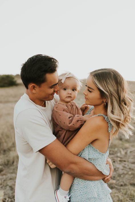 Summer Photos Family, Family Photo Inspo Summer, Family Photo Park Ideas, Family Pictures With 10 Month Old, Family Photos With Baby Summer, Family Photoshoot One Year Old, Family Photoshoot With 8 Month Old, Family Pictures At Park, Family Photo 6 Month Old