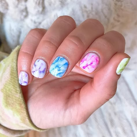 Tie Dye Nails Dip Powder, Tie Dye Gel Nails, The Dye Nails, Tye Dye Nail Designs, Tie Dye Nail Art, Tye Dye Nails, Mismatched Nails, Nail Unistella, Italy Nails