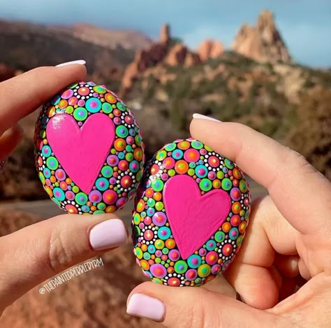 Heart Rocks, Rock Painting Tutorial, Diy Rock Art, Mandala Rock Art, Stone Art Painting, Painted Rocks Kids, Painting Ideas Easy, Painted Rocks Craft, Happy Stones