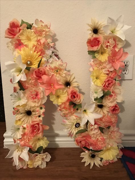 DIY Flowered Letter N Gravestone Wreath, Diy Cardboard Letters, Flower Letters Diy, Letter Decoration Ideas, Letter Room Decor, N Letter, Letters Diy, Cardboard Letters, Letter Designs