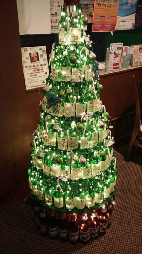 Korean Alcohol, Wine Tree, Alternative Christmas Tree, Gift Drawing, Christmas Tree With Gifts, Diy Crafts For Gifts, Soju, Soju Bottle, All Things Christmas