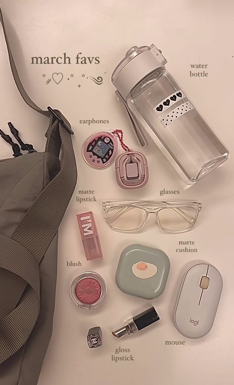 What's In My Bag For School, Whats In My School Bag, School Bag Aesthetic, In My School Bag, What Is In My Bag, Mochila Kpop, Pretty School Supplies, Everyday Bag Essentials, Aesthetic College