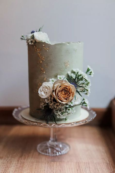 28 Beautifully Boho Wedding Cakes Boho Wedding Cakes, Sage Green Wedding Cake, Bohemian Cake, Bohemian Wedding Cake, Amazing Cake Decorating, Single Tier Cake, Green Wedding Cake, Boho Wedding Cake, Boho Cake