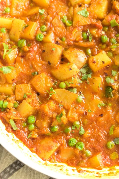 Pea Potato Curry, Indian Potato Recipes, Potato And Pea Curry, Easy Indian Recipes, Potato Curry, Indian Food Recipes Vegetarian, Indian Cooking, Indian Dishes, Curry Recipes