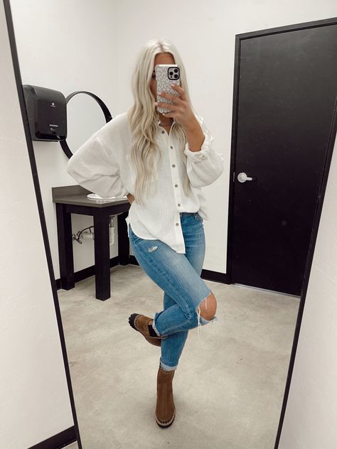 Outfits For Salon Work, Professional Cosmetologist Outfits, Rainy Errands Outfit, Causal Outfits For Women Fall 2022, Cute Outfits For Cosmetology School, Fall Hair Stylist Outfits, Salon Dress Code Outfits, Casual Salon Outfit, Cute Hair Stylist Outfits