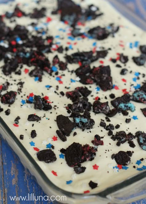 Patriotic Dirt Cake - yummy and cool! { lilluna.com } Dirt Cake Recipe, Dirt Cake Recipes, Ombré Cake, Dirt Pudding, July Desserts, Dirt Cake, Patriotic Desserts, July Recipes, 4th Of July Desserts