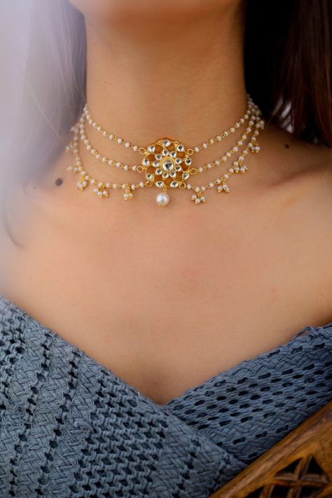 Gold Jewelry Simple Necklace Indian, Pearl Choker Necklace Design, Gold Choker Necklace Indian Bridal, Delicate Necklace Gold, Necklace Trends, Latest Necklace Design, Simple Choker Necklace, Vintage Indian Jewelry, Kundan Choker Necklace