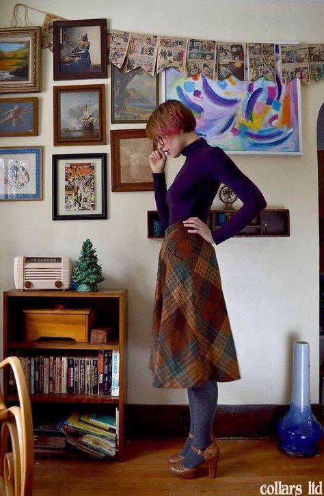 Quirky Professor - Imgur Pennant Decor, Mode Style Anglais, Colourful Tights, Skirt With Tights, Grey Leggings Outfit, Purple Turtleneck, Librarian Style, Librarian Chic, Plaid Midi Skirt