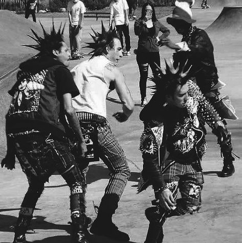 British Punk Aesthetic, Punk Dancing, 90's Punk, Punk Collage, Post Punk Revival, Punk Jeans, Classic Punk, Punk Movement, Jeans West