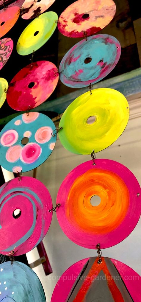 Craft Projects Using Old Cds, Recycled Art Painting, Crafts With Dvds Old Cds, Upcycle Old Cds, Things To Do With Cds Diy, Garden Decor Diy Recycle Yard Art, Art Projects Using Old Cds, C D Crafts Old Cds, Art With Old Cds