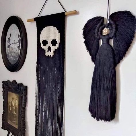 Fox Macrame, Boho Crafts, Crafty Fox, Black Macrame, Skull Gifts, Yarn Dolls, Diy Yarn, Crochet Wall Hangings, Gothic Gifts