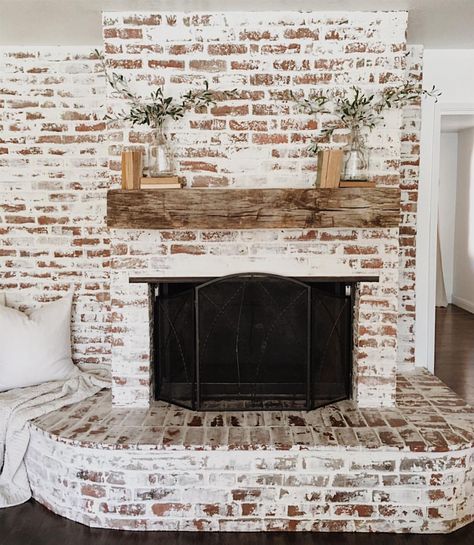 1,953 Likes, 116 Comments - Nelly Friedel (@nellyfriedel) on Instagram: “I'm loving the simplicity of this fireplace. Ugh...I just can't get enough of this space friends. I…” Farmhouse Fireplace Ideas, Rustic Farmhouse Fireplace, Farmhouse Fireplace, Decor Ikea, Living Room Design Decor, Fireplace Makeover, Flipping Houses, Living Room Remodel, Brick Fireplace