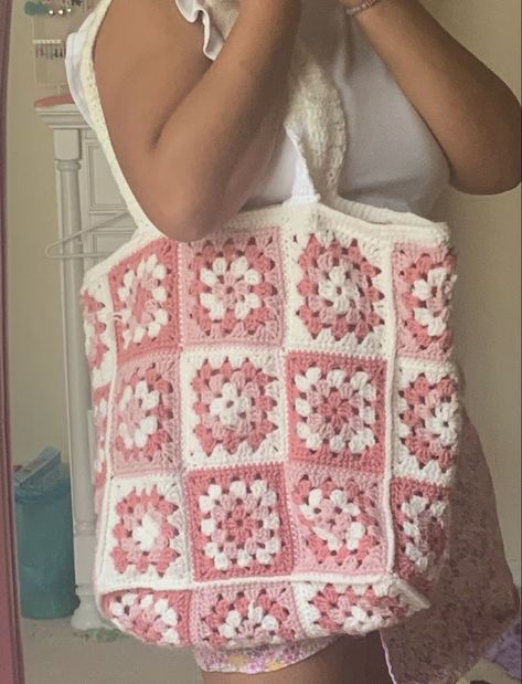 Cool Crochet Squares, Pink Granny Square Bag, Crochet Squares Bag, Crochet Tote Bag Ideas, Crochet Projects Bag, Things To Make With Granny Squares, Crocheted Tote Bags, Crochet Tote Bag Granny Squares, Granny Square Tote Bag Pattern