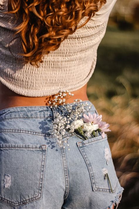 Flower In Back Pocket Photoshoot, Sweet 16 Flower Photoshoot, Poses For Individual Photoshoot, Cute Flower Field Pictures, Cute Poses With Flowers, Flowery Photo Shoot, Floral Photoshoot Ideas Outdoor, Picture Poses With Flowers, Pictures In A Field Photo Ideas