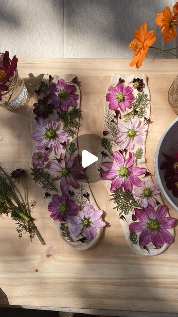 Jamie Young - Natural Dye Educator on Instagram: "Eco printing with flowers tips & tricks 🌿 The truth is, there really are no fast tricks when it comes to natural dyeing. It’s a nuanced process that involves a lot of thought and intention. It can take time to figure out how to get fantastic prints. 👉🏼That’s why I’m sharing some of my favorite tips with you today! 🩵 Comment BLOOM below and I’ll send you a list of my most cherished eco printing flowers! 🌼 In the video, I mention that I’ll further explain why I use a good amount of detergent to avoid bleeding in the first post dye wash. 🧼 The surfactants in detergent are designed to bind to impurities and pull them away from the fabric. This means that the unbound dye that’s coming off of your fabric will have less of a chance of rebind Flower Tie Dye Pattern, Flower Printing On Fabric, Printing With Flowers, Random Diys, Printing Flowers, Dye Flowers, Flower Tie, How To Tie Dye, Natural Dyeing