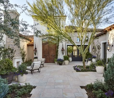 Spanish Courtyard, Garden Retreat, European Garden, Front Courtyard, Courtyard Design, Mediterranean Style Homes, Mediterranean Home Decor, Spanish Style Home, Casas Coloniales