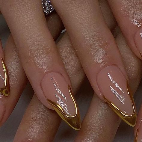 Yoko • ClawsxCollxtion on Instagram‎: "gold gold baby 𐙚˙⋆.˚ ᡣ𐭩  。 @apresnailofficial @dndgel  @daily_charme   #nails #naildesigns #nailinspo #nailart #nailtutorial #nailtrend #goldnails #frenchnails #3dnails"‎ Pearl Gold Nails, 3d Gold Nails, Pearl Nails With Gold, All Gold Nails, Gold Tip Acrylic Nails, Gold Outline Nails, Gold And Pearl Nails, Nails For Gold Dress, Gold Toenails