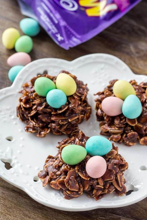 Easter Nest Cookies - Just so Tasty Easter Nest Treats, Birds Nest Cookies, Easter Egg Nest, Easter Cookie Recipes, Easter Food Appetizers, Easy Easter Treats, Cadbury Eggs, Easter Nests, Candy Egg