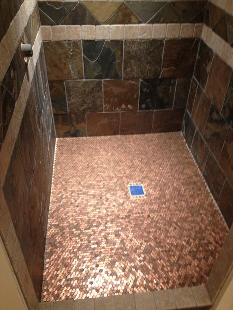 Copper floor made out of pennies! So cool and easy Kitchen Window Treatments Diy, Penny Tiles Bathroom, Penny Floor, Paint Backsplash, Diy Window Treatments, Herringbone Backsplash, Penny Tile, Kitchen Window Treatments, Kitchen Window