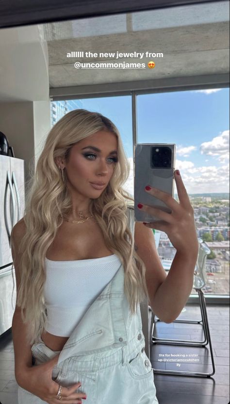 Megan Moroney Makeup, Blonde Aesthetic Wallpaper, Megan Moroney Hair, Preppy Moms, Megan Moroney Outfits, Megan Moroney Aesthetic, Angelic Makeup, Emo Cowgirl, Jeep Wrangler Girl