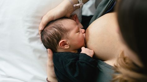 Here's what the sucking reflex in babies looks like, why it happens and how long it lasts. Mom Breastfeeding Baby, Mother Feeding Baby, Mother Baby Photography, Mother Feeding, Feeding Baby, Nursing Baby, Nursing Mother, Newborn Baby Boy, Baby Milk