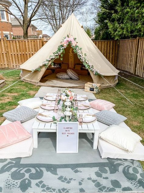 If you have children, make a teepee for them outdoors: this will be a private nook where you kid can enjoy seclusion, play and maybe sleep. A teepee may be a great idea for adults, too, if you need some relaxation and privacy, and if you love boho decor. Let’s have a look at some outdoor teepees that you can make or buy. Bolo Picnic, Girls Tent, Glamping Birthday Party, Sleepover Tents, Boutique Camping, Birthday Sleepover Ideas, Glamping Birthday, Indoor Picnic, Glamping Party