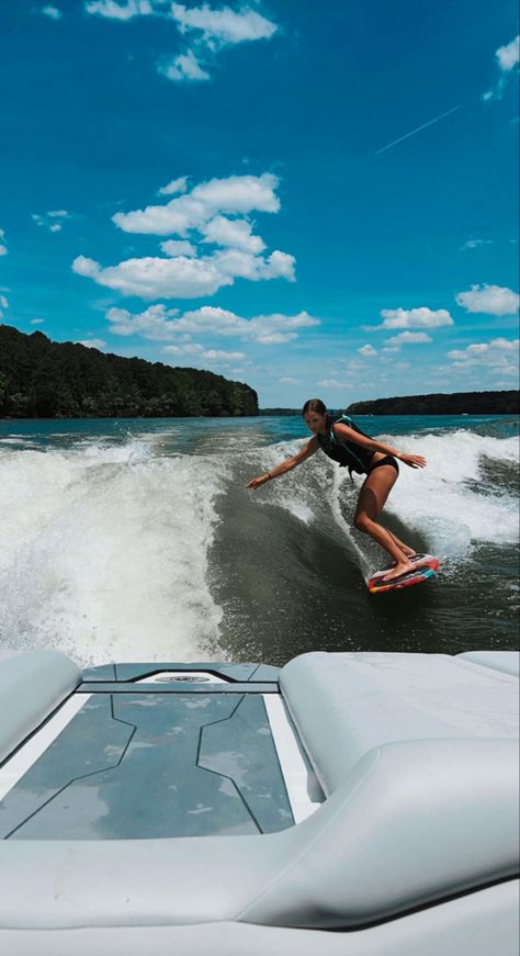 wakesurfing Wakesurfing Pictures, Wake Boarding Aesthetic, Wake Surfing Aesthetic, Wakesurfing Aesthetic, Wakeboarding Aesthetic, Boat Surfing, Summer Photoshoot Ideas, Wake Surfing, Surfergirl Style