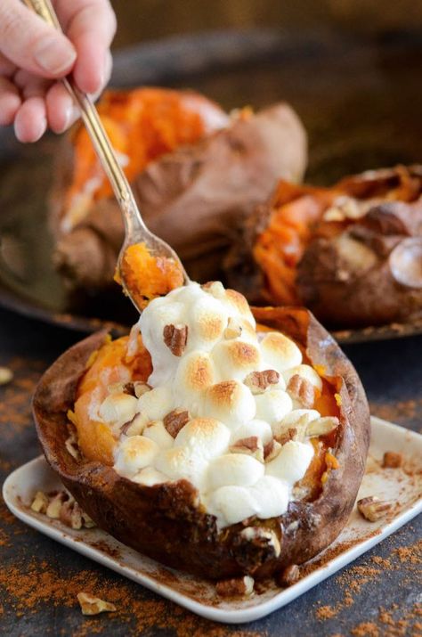 Baked sweet potato split down the middle and filled with toasted marshmallows. Gluten Free Thanksgiving Menu, Baked Sweet Potato Oven, Easy Christmas Dinner Menu, Christmas Dinner Menu Ideas, Best Christmas Dinner Recipes, Thanksgiving Desserts Pie, Sweet Potato Oven, Christmas Dinner Recipes, Sweet Potatoes With Marshmallows