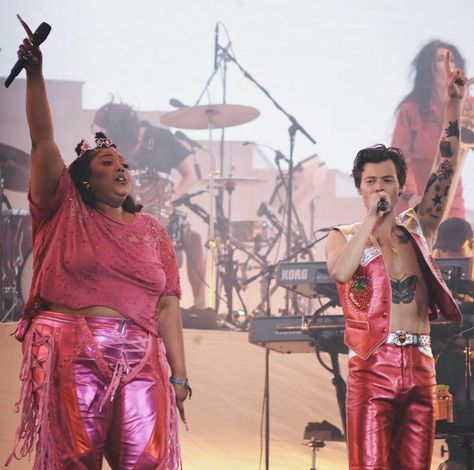 Harry Styles And Lizzo, Harry Styles Lizzo, Lizzo And Harry, Lizzo Concert, Celeb Friendships, Celebrity Friendships, Alien Superstar, Bbc Radio 1, Singer Dr