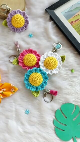 Crochet Daisy flower pattern ⋆ A little love everyday Crochet Flower Keyring Free Pattern, Simple Crochet Keychain Pattern, Amigurumi Flower Keychain, Crochet Keyring Free Pattern Amigurumi, Crochet Flower Mobile, Free Crochet Key Chains Patterns, Crochet Key Chains Free Pattern Flower, Crochet Keyring Pattern, Crochet Sunflower Keychain Pattern Free