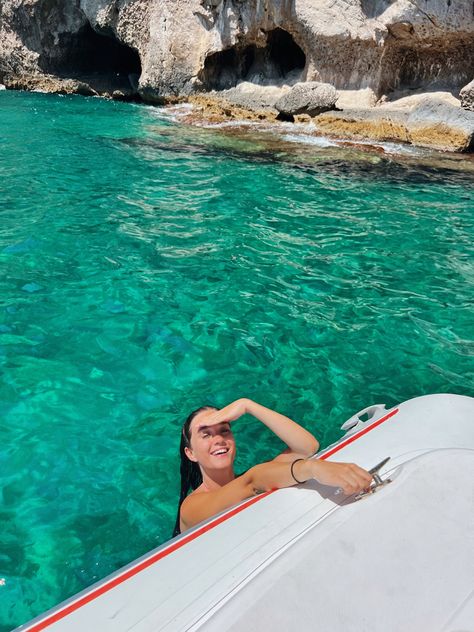 Summer boat aesthetic European summer italy capri cute Boating In Italy, Capri Boat Pictures, Capri Inspo Pics, Capri Picture Ideas, Capri Photo Ideas, Amalfi Boat, Capri Italy Aesthetic, Summer Boat Aesthetic, Boat Aesthetic Summer