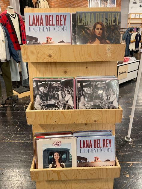 Lana Del Rey Tapestry, Lana Del Rey Vynil Aesthetic, Lana Del Rey Merch Aesthetic, Lana Del Rey Room, Lana Del Rey Merch, Lana Del Rey Honeymoon, Lana Del Rey Albums, Lana Del Rey Vinyl, The Perfect Girl