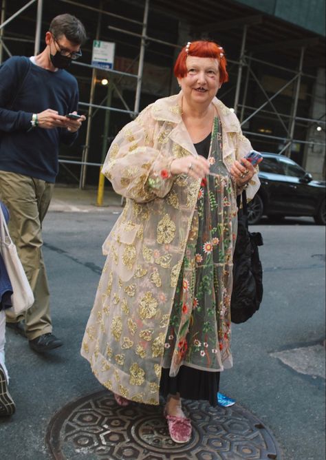 Lynn Yaeger Style, Lynn Yeager, Organisation Dressing, Lynn Yaeger, Vivienne Westwood Fashion, Street Style New York, Unusual Clothes, Spring Coat, Advanced Style