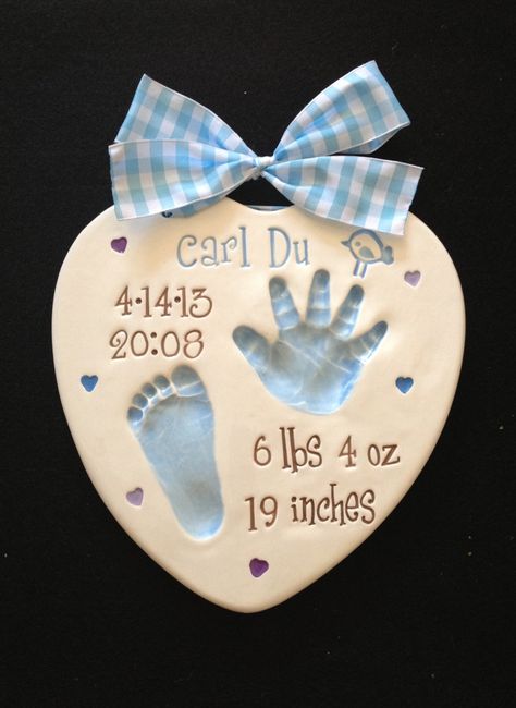 Diy Baby Crafts, Baby Handprint Crafts, Baby Keepsakes, Idee Babyshower, Baby Handprint, Baby Cards Handmade, Baby Art Projects, Footprint Crafts, Newborn Baby Photoshoot