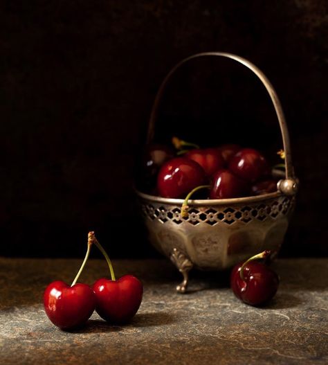 Prove Me Wrong, Dark Food Photography, Still Life Pictures, Food Art Photography, Fruits Photos, Still Life Fruit, Fruit Photography, Still Life Photos, Still Life Oil Painting