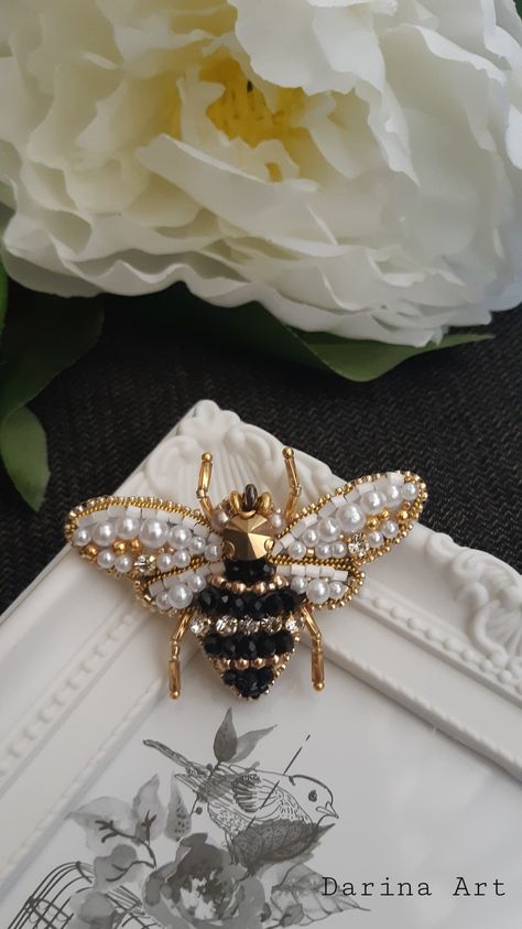 Broach Ideas, Handmade Brooches Ideas, Bead Bee, Hand Beaded Embroidery, Bead Embroidery Tutorial, Brooch Diy, Bee Brooch, Bead Embroidery Patterns, Beaded Jewelry Designs