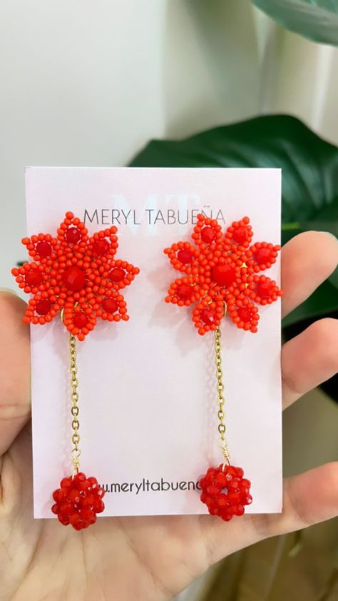 Aretes tejidos en mostacilla hechos a mano, joyeria artesanal, handmade earrings , handmade jewelry Lei Necklace, Necklaces Bracelets, Macrame, Handmade Jewelry, Angel, Beads, Stone, Crochet, Flowers