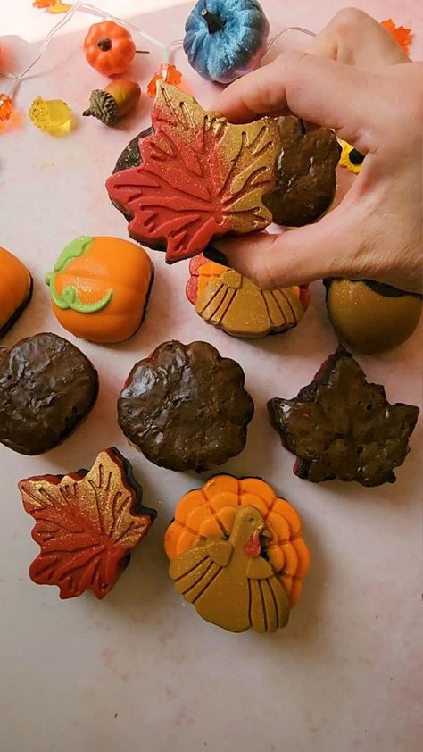 Fall Brownies | chocolate brownie, autumn | The perfect batch of brownies for the fall 🍁 | By Twisted | Facebook Fall Themed Brownies, Thanksgiving Brownies Decorations, Pinecone Brownies, Fall Brownies, Thanksgiving Brownies, Decorated Brownies, Cobbler Crust, Friend Party, Perfect Brownies