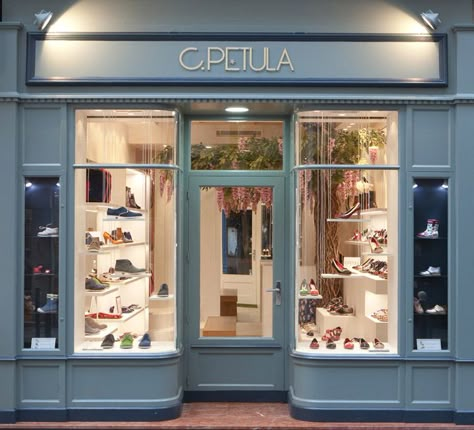 C PETULA shoe store Paris. The hanging plants create such a sense of whimsey and a great focal point in a simple store Display Visual Merchandising, Shoe Store Design, Shop Exterior, Shoe Stores, Store Window Display, Store Window Displays, Storefront Design, Shop Sign Design, Design Blogs