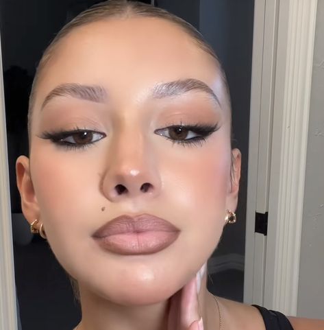 Gold Fox Eye Makeup, Thick Eyebrow Makeup Looks, Natural Lash Makeup Looks, 90s Runway Makeup, White Under Eyeliner, Unaprocable Makeup, Untouchable Makeup, Eyeliner Looks Simple, Unnaprochable Makeup