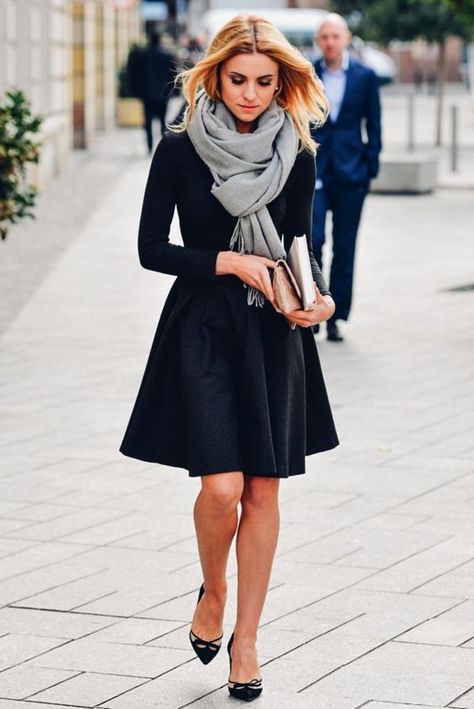 Casual Work Outfit Spring, Skater Skirt Outfit, Dress Elegantly, Spring Work Outfits, Fall Dress Outfit, Long Dress Casual, Winter Outfits For Work, Fashion Dresses Casual, Spring Outfits Women