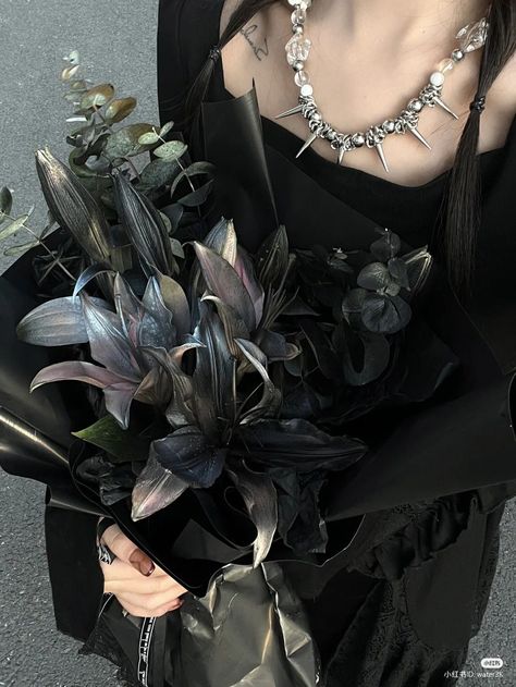 Dark Academia Bouquet, Goth Floral Arrangements, Goth Flower Bouquet, Grunge Bouquet, Dark Flowers Aesthetic, Flowers Dark Aesthetic, Black Flowers Aesthetic, Flower Bouquet Dark, Edgy Flowers