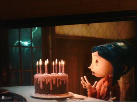 Coraline : look at the lightning... Coraline Lightning Hand, Coraline Birthday, Welcome Home Cakes, Stop Motion Movies, Creepy Hand, Coraline Art, Coraline Aesthetic, Movie Cakes, Coraline Jones