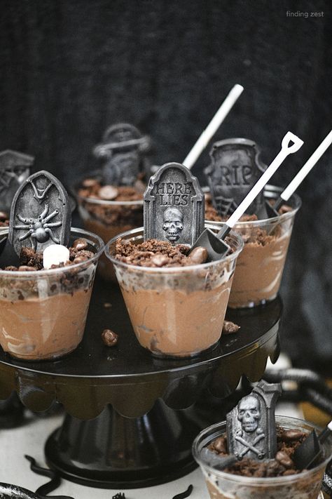 Graveyard Pudding, Festa Hotel Transylvania, Dessert Halloween, Spooky Snacks, Birthday Party Cups, Spooky Food, Halloween Party Dinner, Halloween Food Treats, Pudding Cups